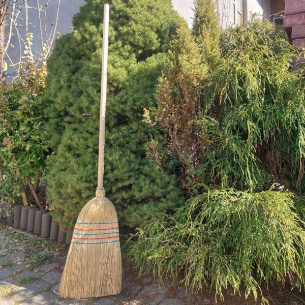 Miotła slomiana sorgo do zamiatania długa wytrzymała z kijem bukowym 140 cm