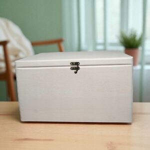 Duże drewniane białe pudełko 40x30x23 z wełną i grawer chrzest urodziny 18